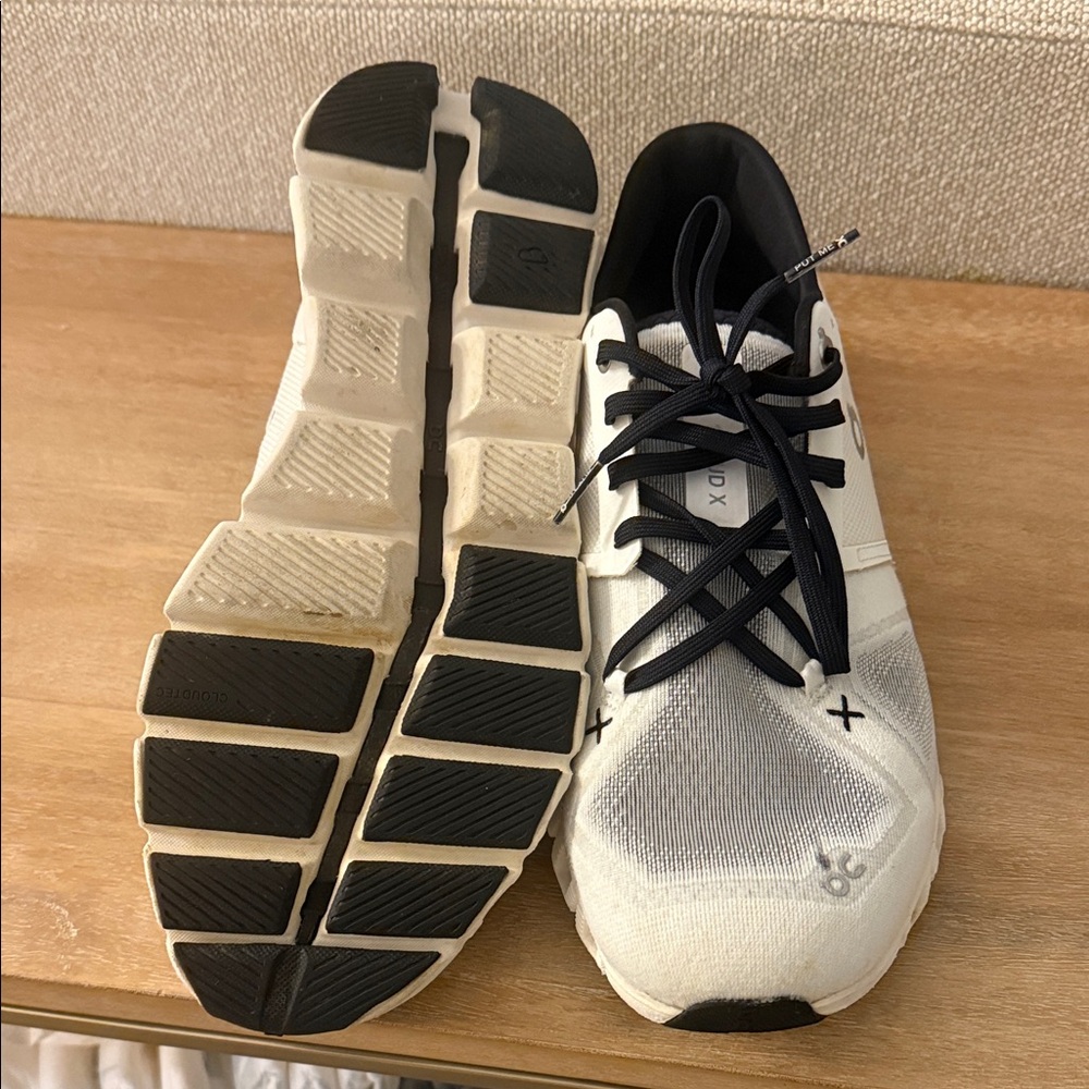 On Running Black and White Athletic Shoes X4 - Picture 3 of 4